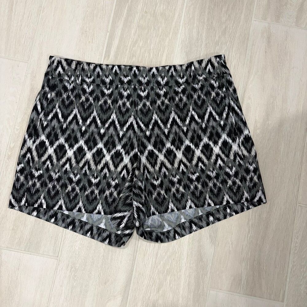 Spanx Sunshine Gray Black Chevron Print Pull-On Shorts Size Medium